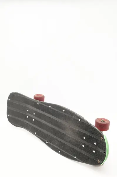 Schwarzes Vintage Skateboard Auf Weißem Hintergrund — Stockfoto