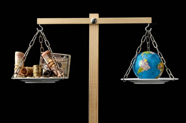 Globe Planet Ziemia Pieniądze Dwóch Pan Równowaga — Zdjęcie stockowe