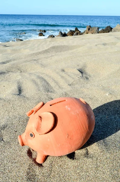 Photo Picture Piggy Bank Sand Beach — Stock Photo, Image