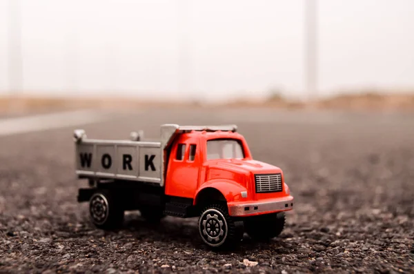 アスファルト道路上のトラックのモデル — ストック写真