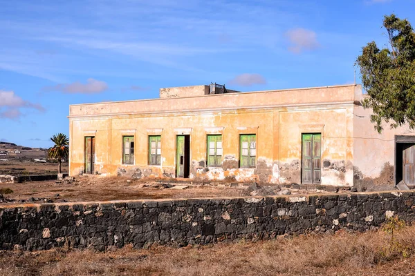 Foto Uma Casa Deserto Abandonada Exterior — Fotografia de Stock