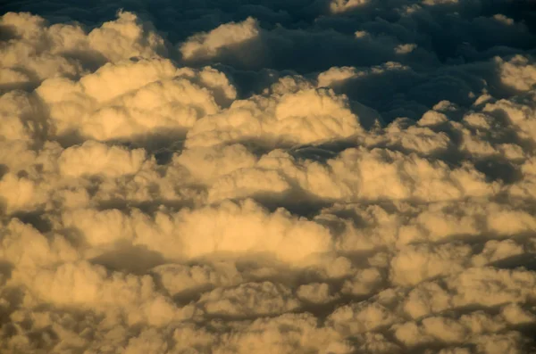 Vliegen Boven Wolken Vanuit Een Vliegtuig — Stockfoto