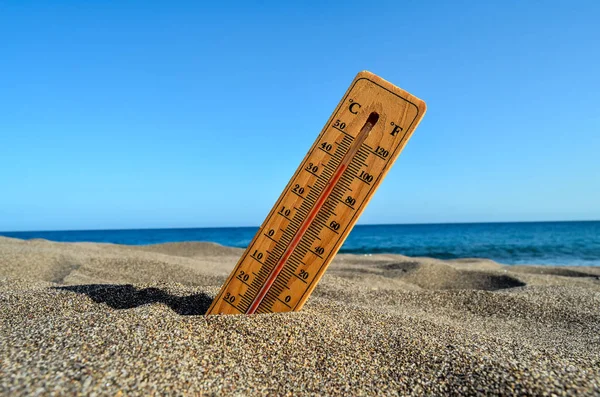 Foto Termometro Sulla Spiaggia Sabbia — Foto Stock