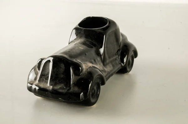 白い背景におもちゃの黒い車のオブジェクトのクローズアップ — ストック写真