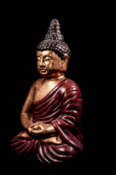 Orientalsk Buddist Statue Isolert Svart Bakgrunn – stockfoto