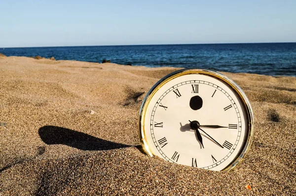 Uhr am Sandstrand — Stockfoto