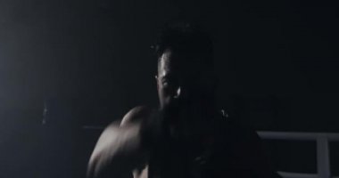 Erkek boksör yumruğu. Kameranın yanına boksör vuruyor. Seyirci video boks maçı. Adam rakibine vuruyor..