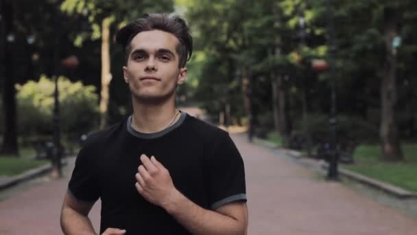 Joven hombre guapo con un traje de trotar en el parque Reunión Preety Muslin Girl Running Smiling Concept Healthy Lifestyle . — Vídeo de stock