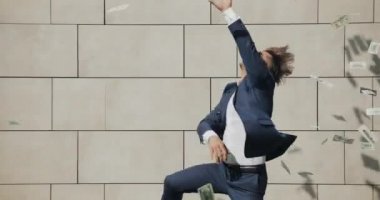 Şık bir işadamı düşen parayı yakalıyor..