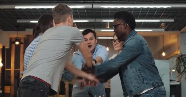 Multietniska affärsfolk sticker sina händer tillsammans i Office. Framgångsrik verksamhet, uppstart, teamwork Concept. — Stockvideo