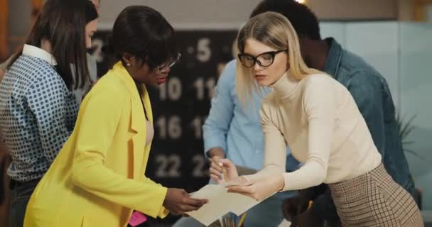 Jeune groupe multiracial de personnes travaillant dans un espace de coworking. Les gens d'affaires coopèrent, discutent marché à la réunion .