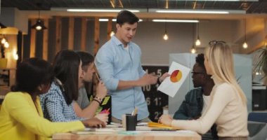 Çok ırklı iş adamları ofiste birlikte çalışıyor. Başarı işi, başlangıç, takım çalışması konsepti.