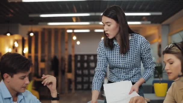 Mujer de negocios enojada gritando a sus colegas durante la reunión de oficina. Grupo multirracial de jóvenes que trabajan en el espacio de coworking . — Vídeo de stock