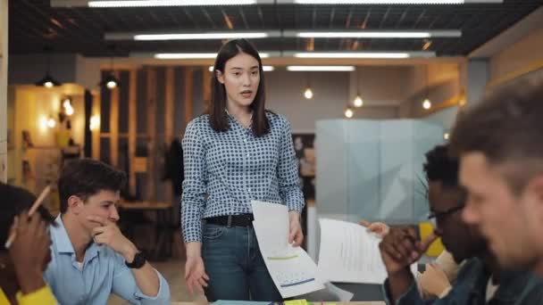Mujer de negocios enojada gritando a sus colegas durante la reunión de oficina. Grupo multirracial de jóvenes que trabajan en el espacio de coworking . — Vídeo de stock