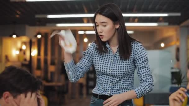 Mujer de negocios enojada gritando a sus colegas durante la reunión de oficina. Grupo multirracial de jóvenes que trabajan en el espacio de coworking . — Vídeo de stock