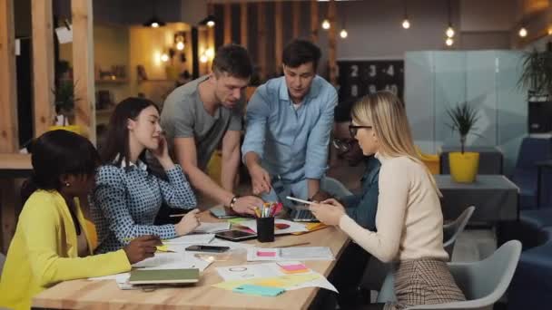 Multi-ethnic business people meeting brainstorming sharing new ideas. Success business, start-up, teamwork concept. — Stock Video