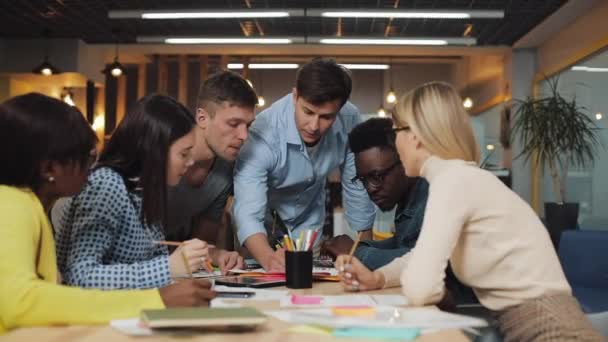Empresários multi-étnicos que se reúnem em brainstorming compartilhando novas ideias. Negócio de sucesso, start-up, conceito de trabalho em equipe . — Vídeo de Stock