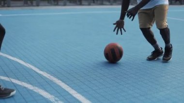 İki Karışık Yarış Mens Bacakları 'nın Kapanışı Basketbol, Afro American Dribbling and Throwing ball, Street Sports Basketball Court' ta bire bir. Sağlıklı Yaşam Tarzı ve Spor Konsepti.