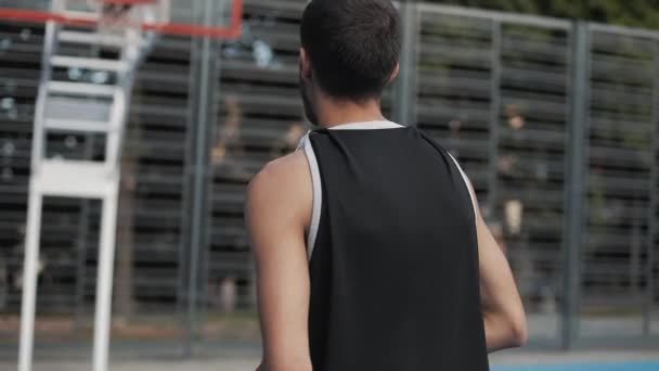 Junger bärtiger Kaukasier, der erfolgreich Ball an Reifen werfend fröhlich und zufrieden auf dem Street Basketbal Sportplatz aussah. gesunder Lebensstil und Sportkonzept. 360 Video in Zeitlupe. — Stockvideo