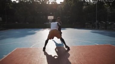 İki Genç Aktif Karışık Yarış Adamı Basketbol, Zıplayan Top Şehir Spor Basketbol Sahasında Teke Tek. Sağlıklı Yaşam ve Spor Konsepti. Yavaş Hareket.