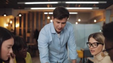 Çok ırklı iş adamları ofiste birlikte çalışıyor. Başarı işi, başlangıç, takım çalışması konsepti.