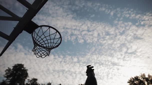 Vista en ángulo bajo del aro de baloncesto y las manos de los hombres lanzando y desmarcando en Partly Cloudy Sky Background. Vida Saludable y Concepto Deportivo. Moción lenta . — Vídeo de stock