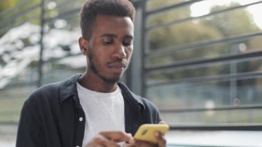 Çevrimiçi dükkanda akıllı telefon kullanan bir adam..