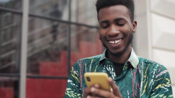 快乐的年轻人用智能手机笑着. — 图库视频影像