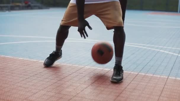 Activo Muscly Afro - Jugador Americano de Baloncesto Masculino Finting and Throwing Ball en el aro mientras juega baloncesto en la cancha de baloncesto de deportes callejeros. Concepto de estilo de vida saludable y deporte . — Vídeo de stock