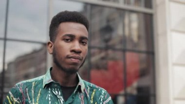 Kameraya doğru bakan adama yaklaş..