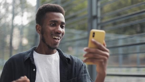 Cara feliz ter uma chamada de vídeo . — Vídeo de Stock