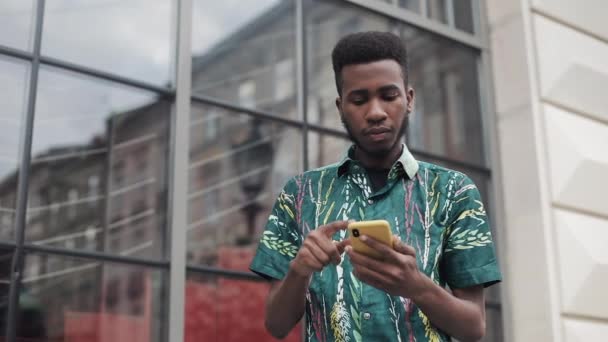 Millennial guy scrollen smartphone scherm. — Stockvideo