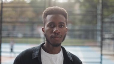 Kameraya bakan Afro-Amerikan erkek portresi.