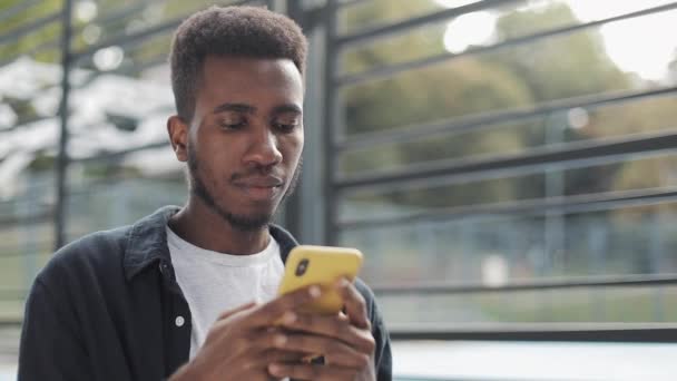 Primer plano de macho millennial usando smartphone . — Vídeos de Stock