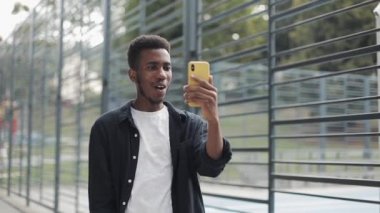 Mutlu adam görüntülü konuşma yapıyor..