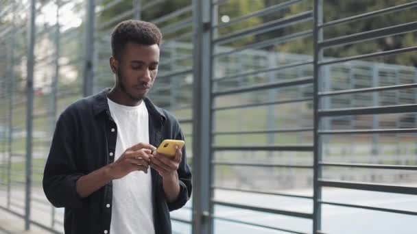 Jeune homme avec smartphone gagner et regarder heureux . — Video