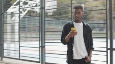Adam akıllı telefon ekranına bakıyor ve azarlıyor.