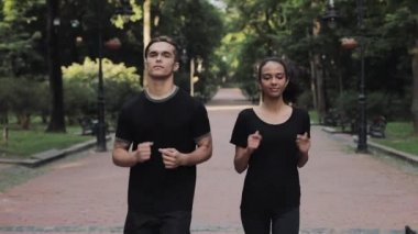 Genç Kafkas Adam ve Muslin Kız Parkta Koşan Koşu Takımları Giyiyor Gülümseyen Sağlıklı Yaşam Tarzı.