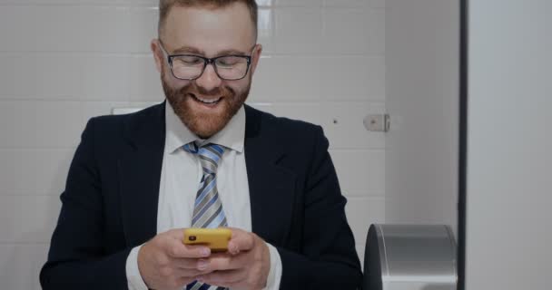 Empresário perdendo gravata e usando telefone . — Vídeo de Stock