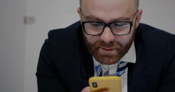 Close up of businessman face using phone. — Stock Video