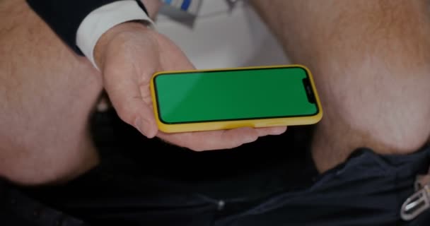 Muž ruce s chytrým telefonem v odpočívárně. — Stock video