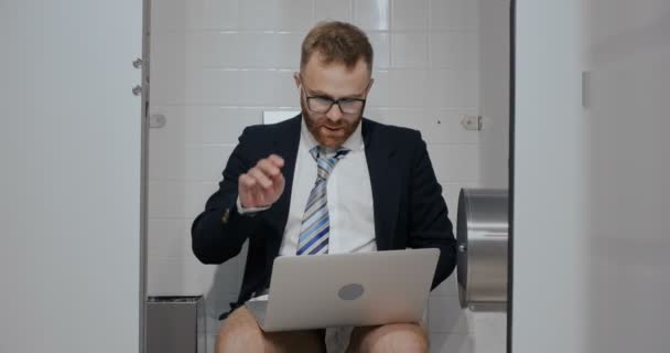 Uomo d'affari sembra molto felice seduto con notebook . — Video Stock