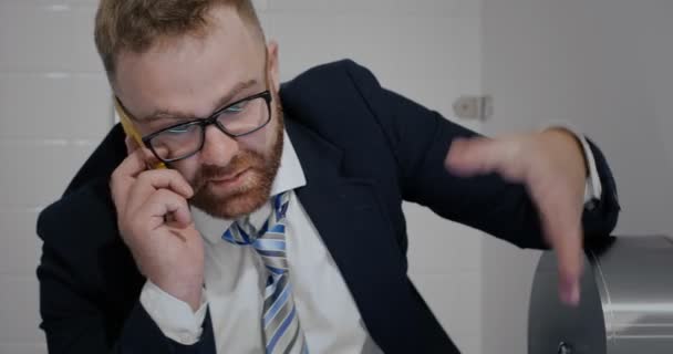 Trabajador de oficina hablando en smartphone . — Vídeos de Stock