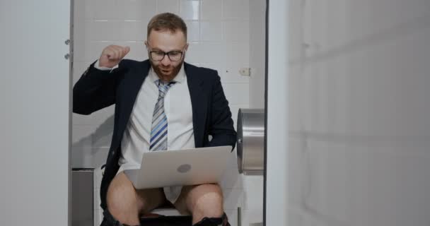 Bank worker having good news. — Stockvideo