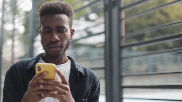 Guy jugando juegos en línea en el teléfono inteligente . — Vídeos de Stock