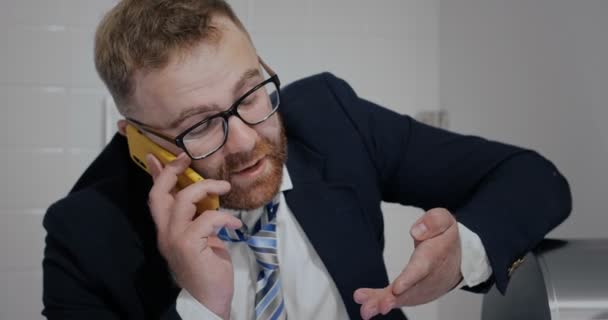 Pracownik banku rozmawiający przez telefon w Wc. — Wideo stockowe
