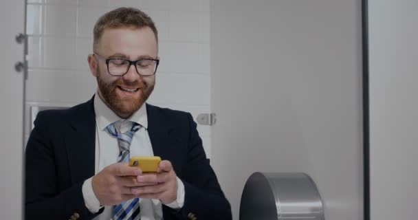 Gelukkige kantoormedewerker met mobiele telefoon. — Stockvideo