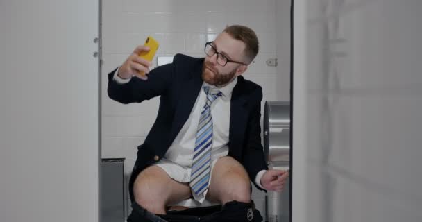 Företagsarbetare gör roliga selfies i wc. — Stockvideo