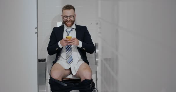 Forretningsmand i godt humør griner i toilet . – Stock-video