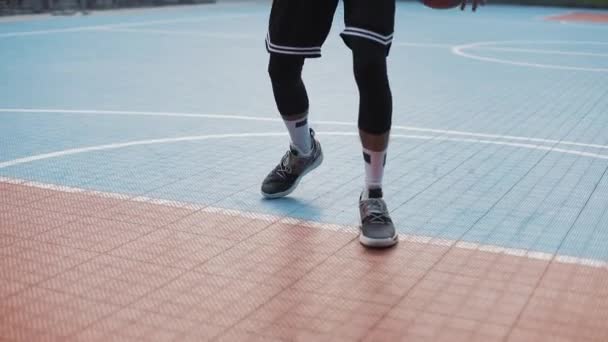 Aktiver sportlicher afro - amerikanischer kaukasischer männlicher Basketballspieler schlägt und wirft Ball in den Korb, während er Basketball auf dem Street Sports Basketballplatz spielt. gesunder Lebensstil und Sportkonzept. — Stockvideo